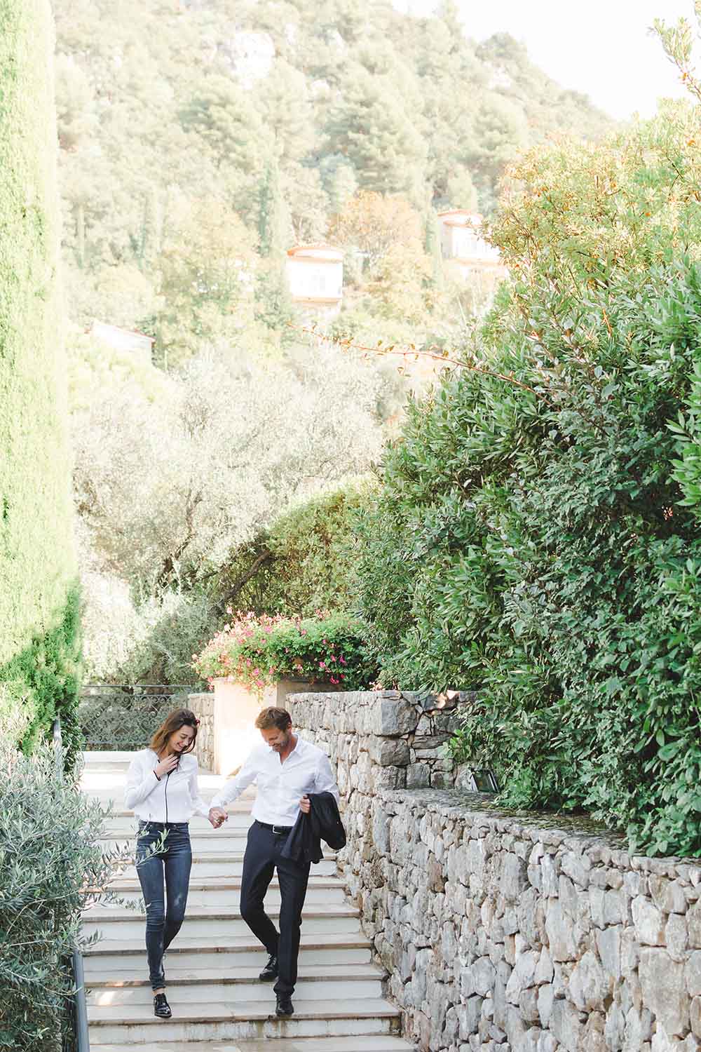 un couple marche dans un jardin